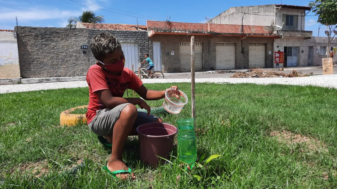Com 11 anos, Emerson tomou para si a responsabilidade de cuidar da praça, se tornando o principal guardião do local