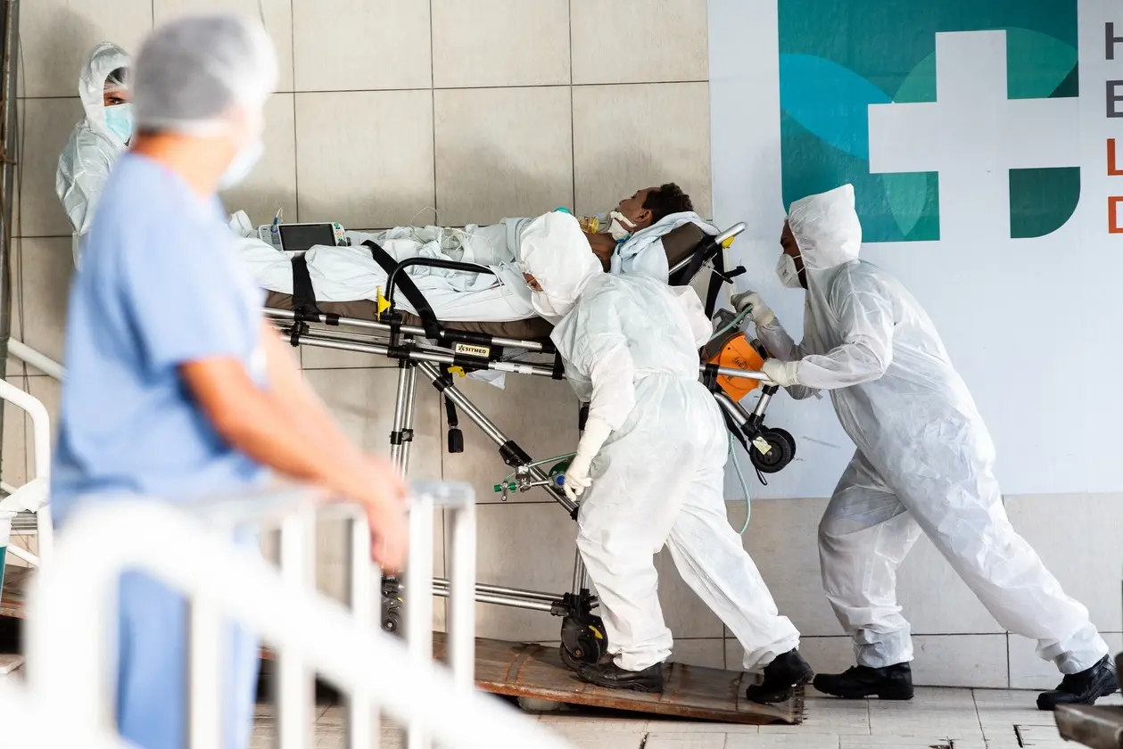Paciente com Covid-19 é levado em maca