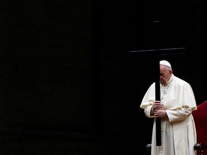 Papa Francisco orando na cruz, na celebração da via sacra