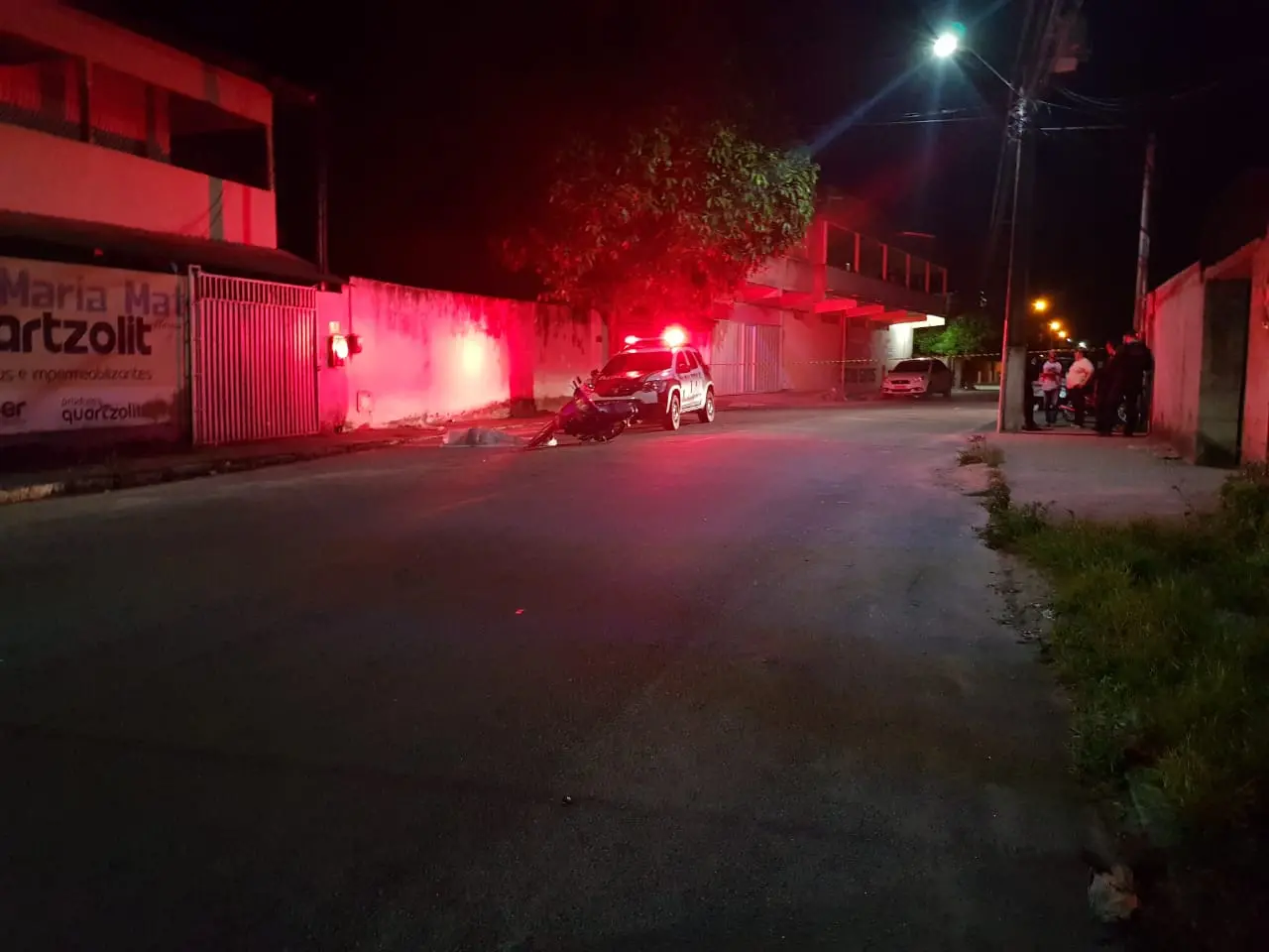 Carro de polícia após homicídio ser registrado em Horizonte