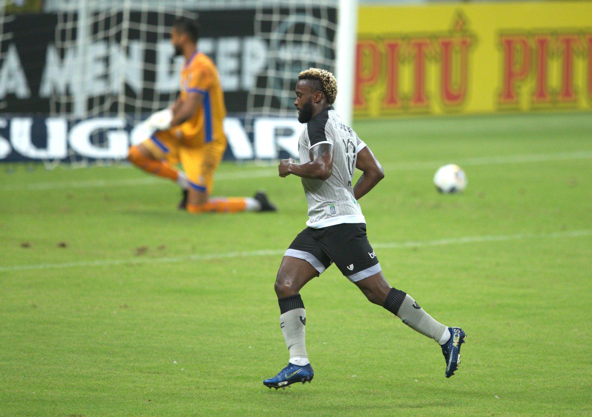 Atacante Mendoza, do Ceará, comemora gol contra o CSA