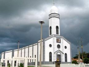 Igreja matriz sob céu nublado