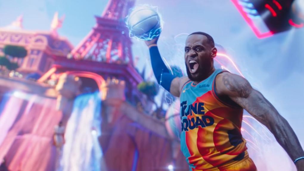LeBron James joga basquete em uma cena de 'Space Jam 2'
