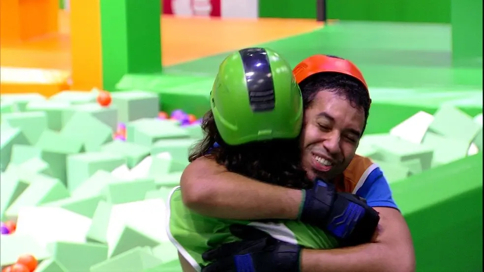 Fiuk e Gil se abraçam depois de ganharem a prova do anjo no bbb 21