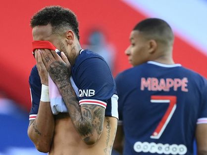 Neymar cobre o rosto com a camisa do PSG na frente de Mbappé