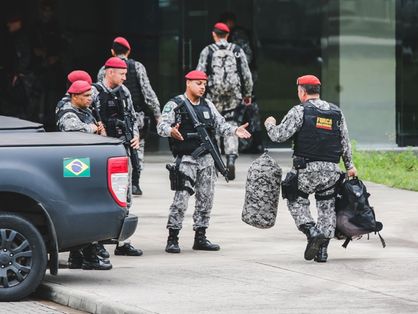 Agentes da Força Nacional saindo de viatura