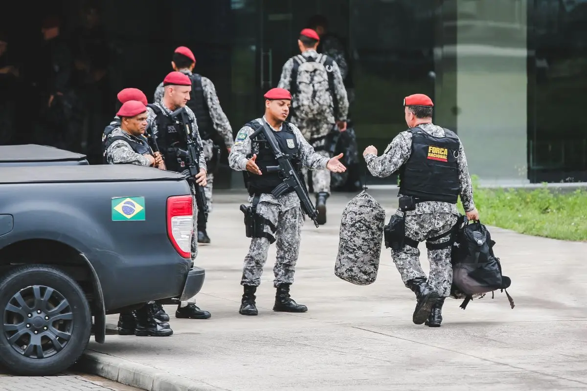 Agentes da Força Nacional saindo de viatura