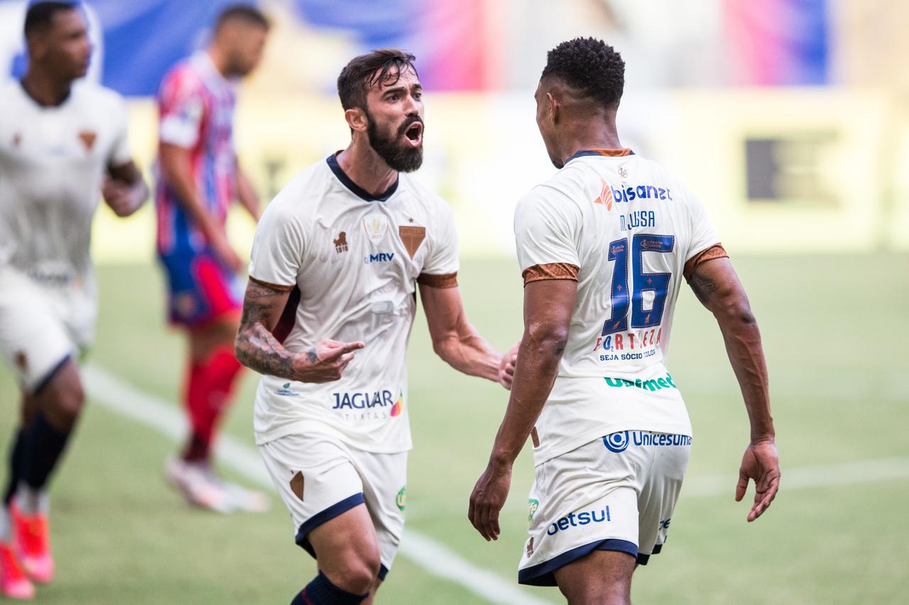 Matheus Vargas e Jussa comemoram gol do Fortaleza