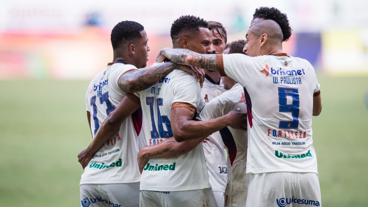 Elenco do Fortaleza comemora gol com abraço coletivo