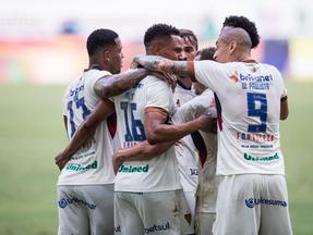 Elenco do Fortaleza comemora gol com abraço coletivo