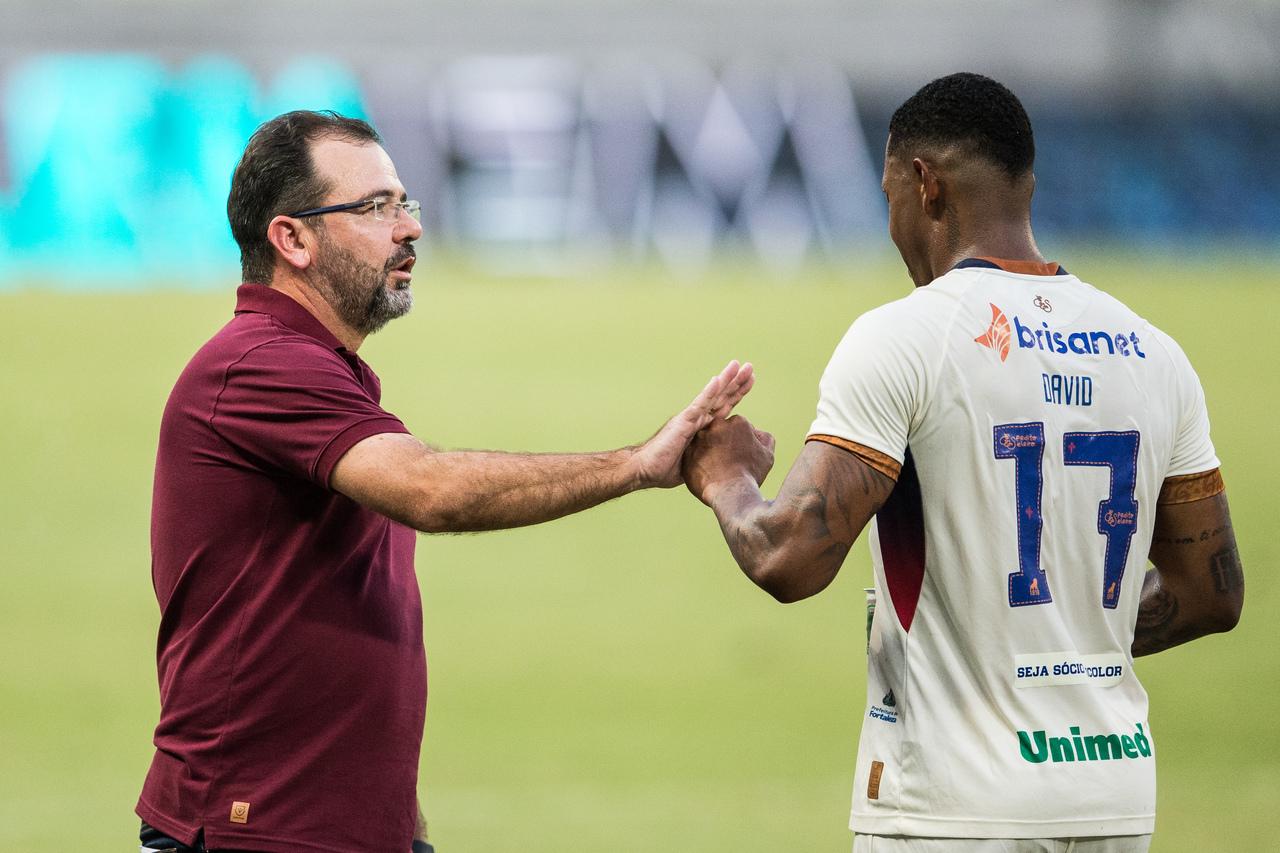 Enderson Moreira, técnico do Fortaleza, conversa com atacante David, no Castelão, comemorando gol do time