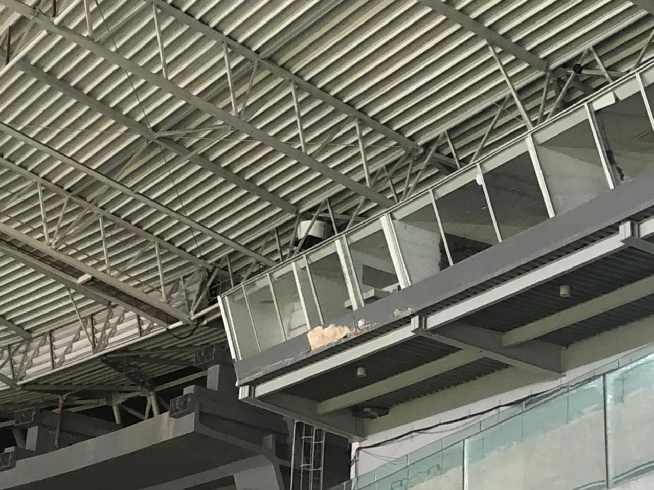 Cabine rádio com dano na parte externa da estrutura