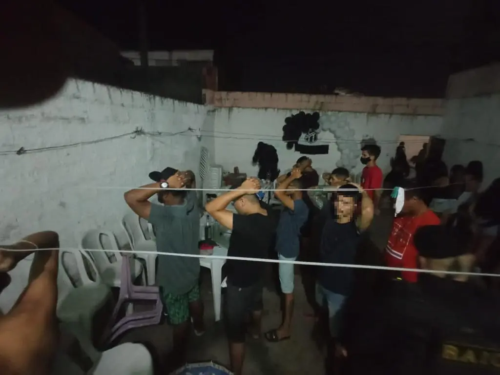 Pessoas em festa clandestina