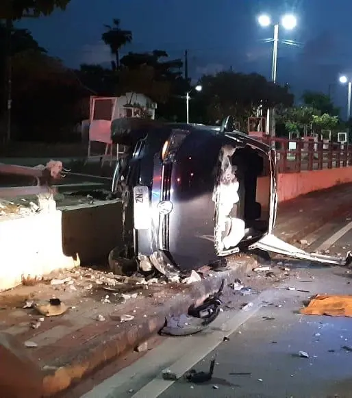 foto de carro capotado - avenida alberto craveiro