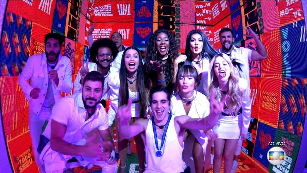 Participantes do Big Brother Brasil juntos em estúdio da festa fazem pose para foto