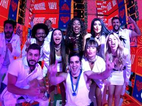 Participantes do Big Brother Brasil juntos em estúdio da festa fazem pose para foto
