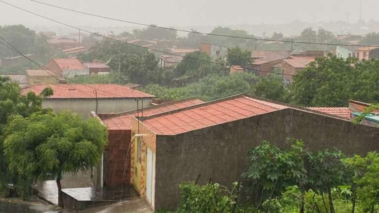 Ceará tem chuva em pelo menos 65 municípios