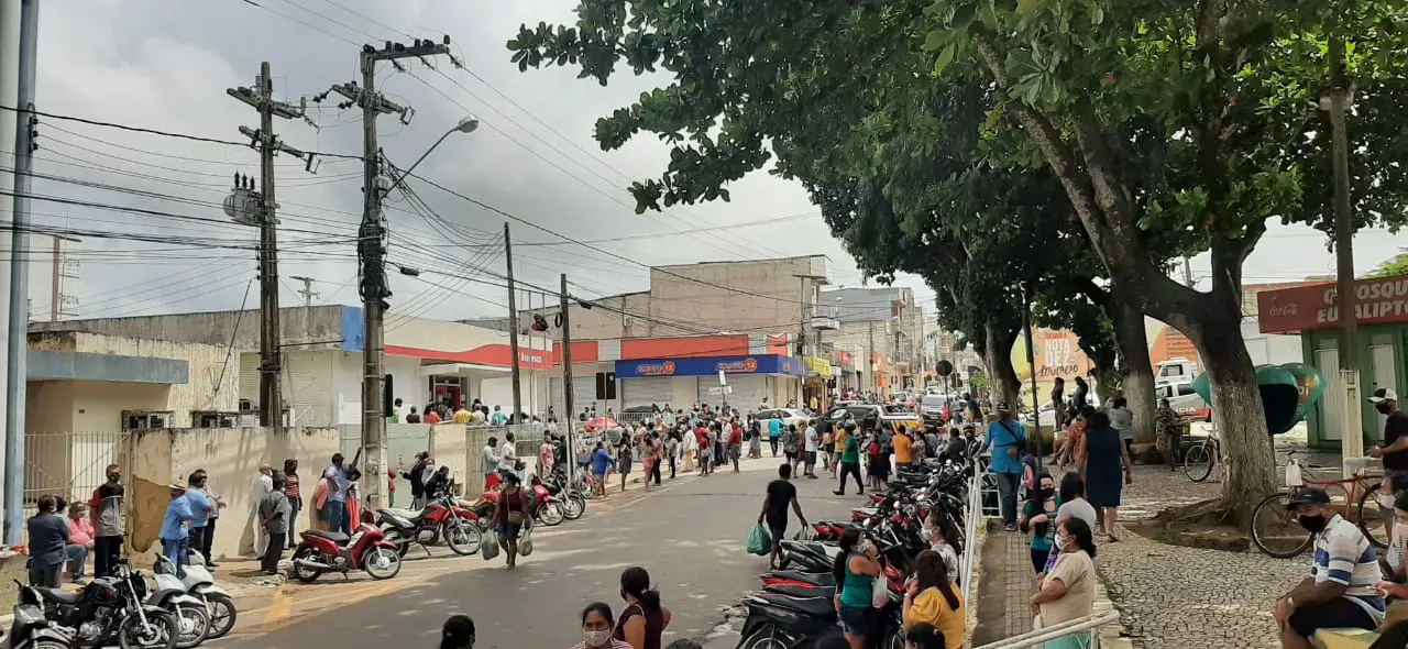 Centenas de pessoas em fila do lado de fora de uma agência do Bradesco em Tianguá