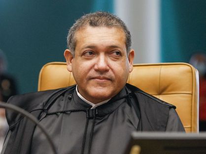 Ministro Kássio Nunes Marques olha para o lado no Supremo Tribunal Federal