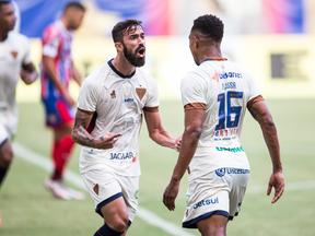 Matheus Vargas comemorando gol com Jussa, do Fortaleza