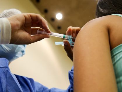 Segundo pesquisa, para 52% dos cearenses, a imunização no Brasil está “mais lenta do que se esperava”.