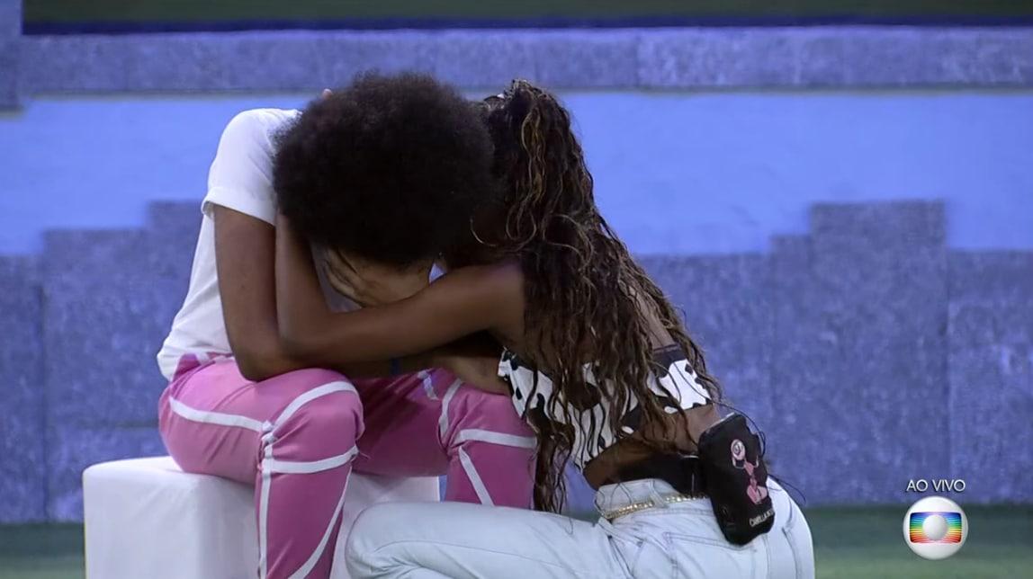 Durante Jogo da Discórdia, João chora no BBB 21 e é amparado por Camilla