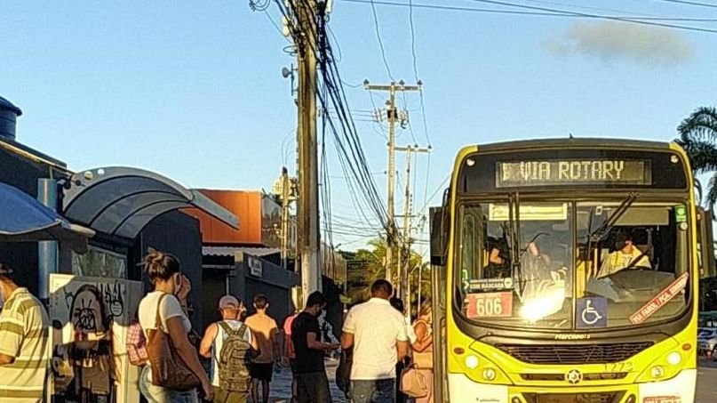 Ônibus em parada em Maceió