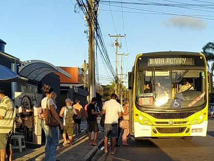 Ônibus em parada em Maceió