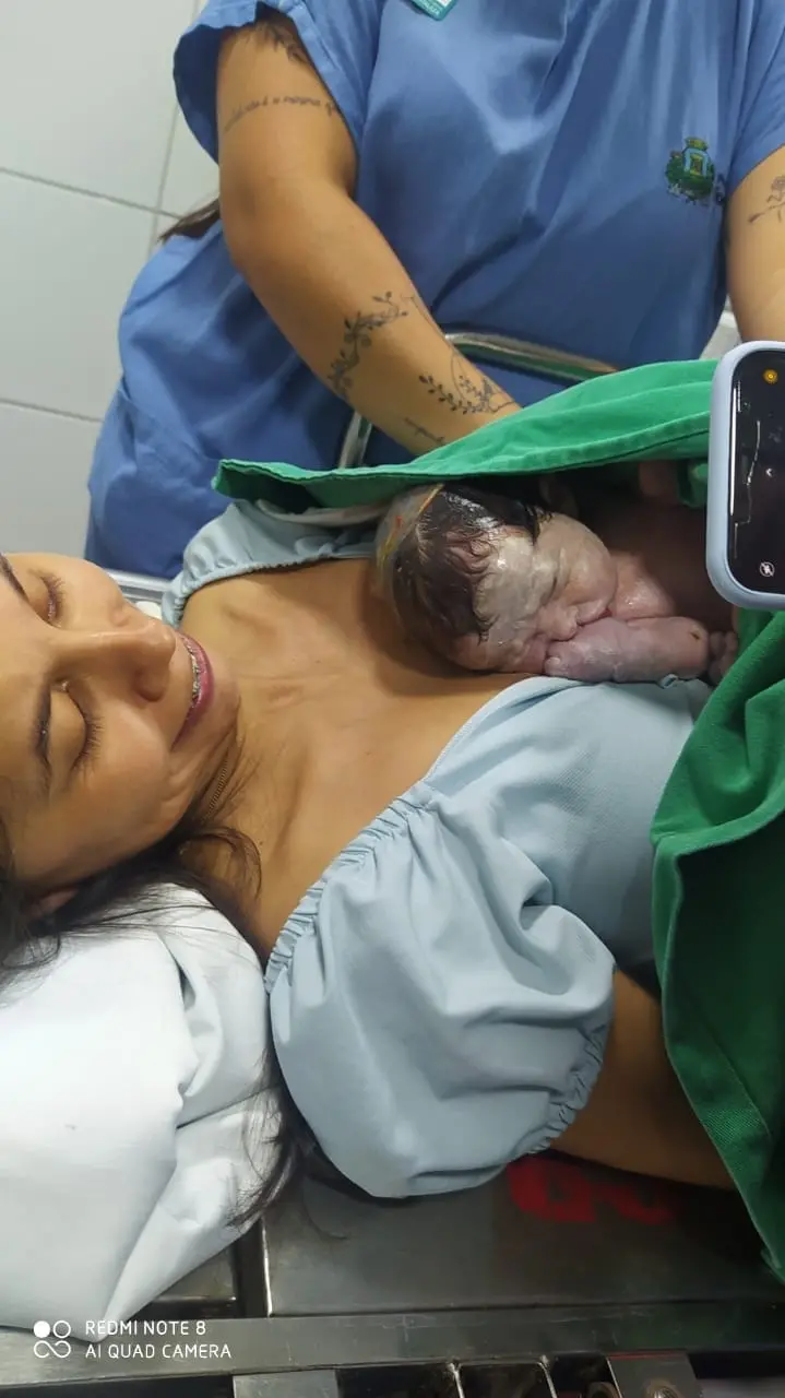 Mulher com criança após parto realizado por policiais no Montese