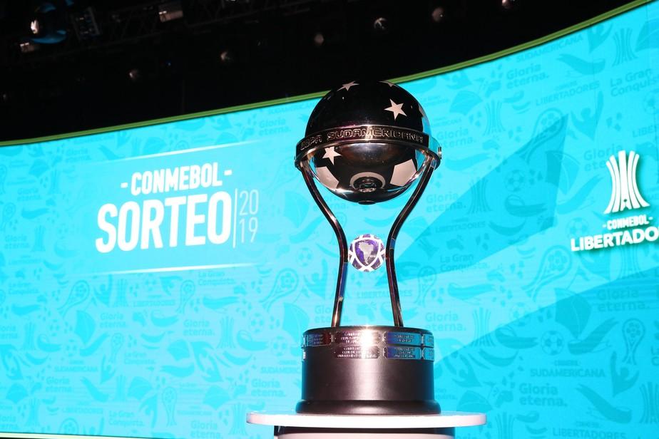A taça da Copa Sul-Americana exibida na frente de um painel de led