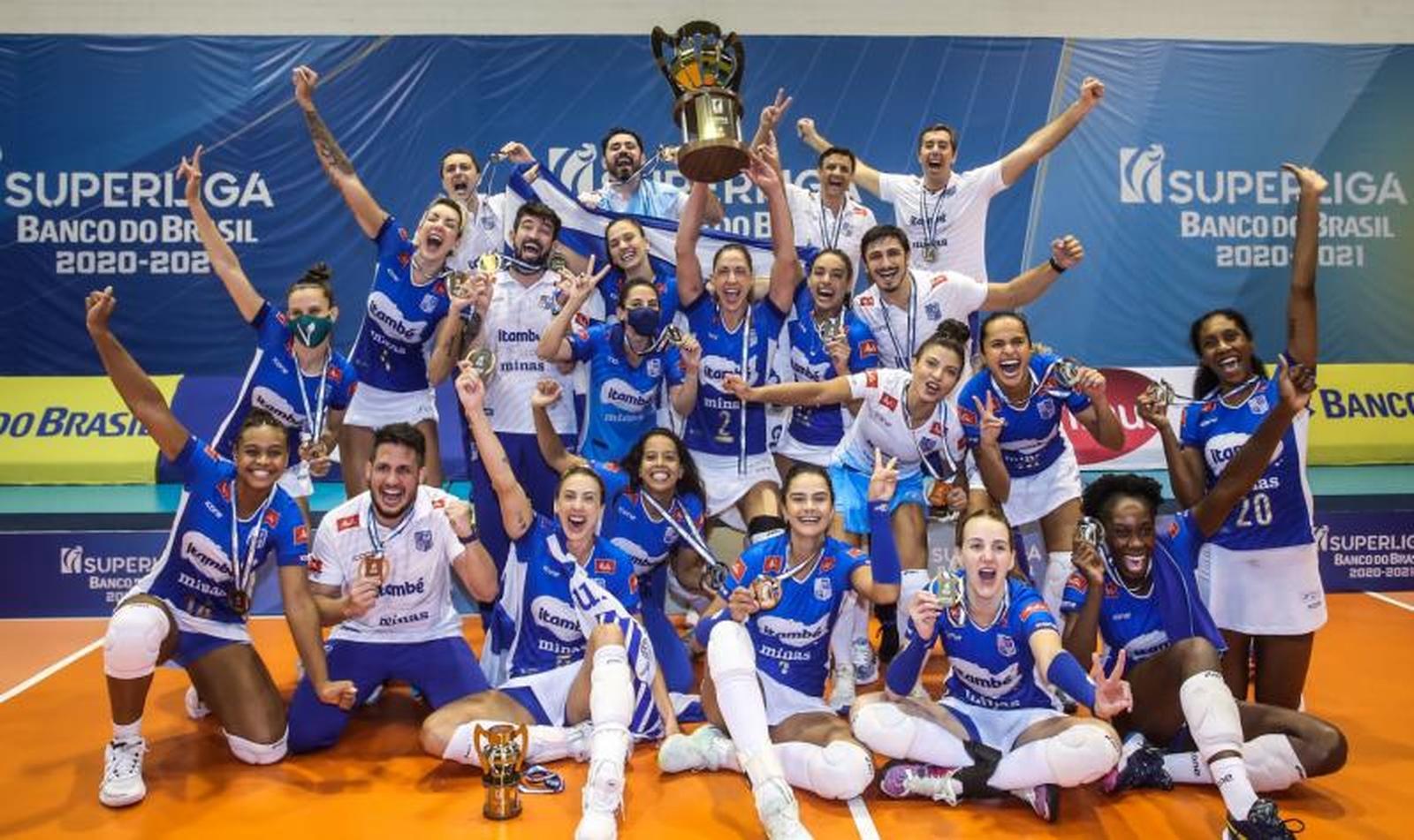 Jogadoras do Minas comemoram título nacional