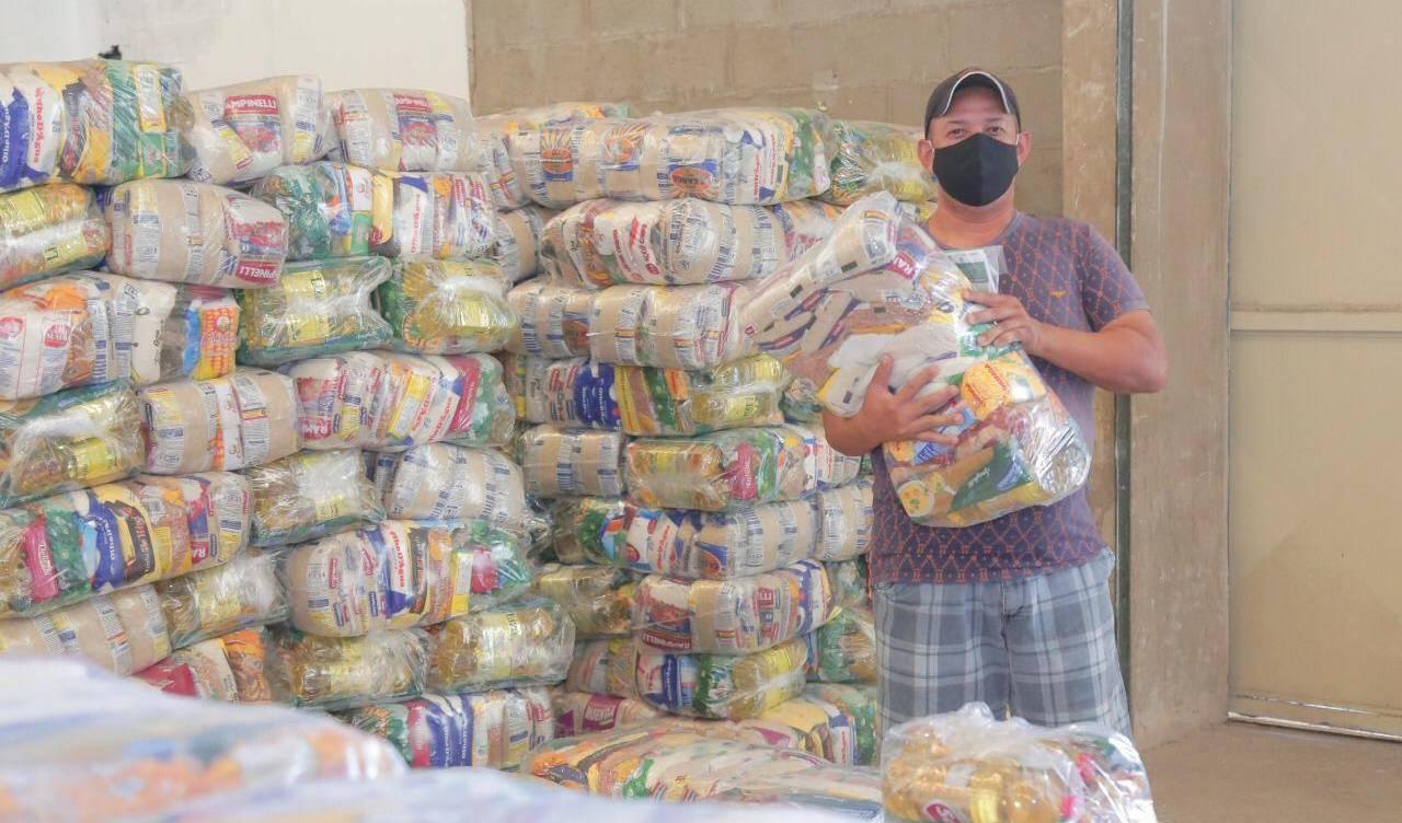 Homem recebendo cesta da básica da prefeitura de Fortaleza