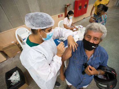 Idoso sendo vacinado contra Covid-19 no Centro de Eventos