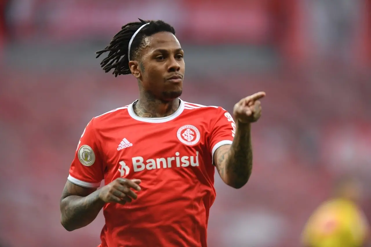 Abel Hernández comemora gol apontando o dedo indicador