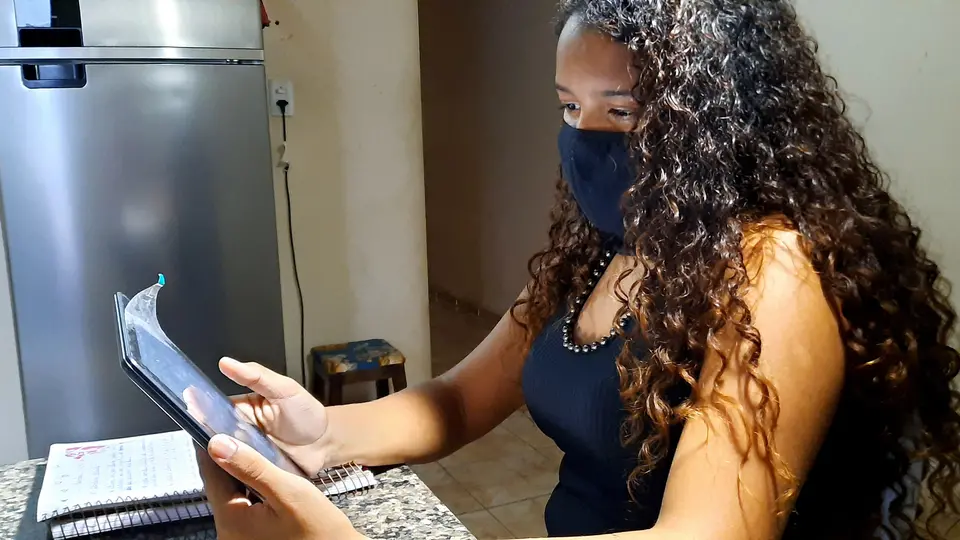 Aluna assistindo aula remota