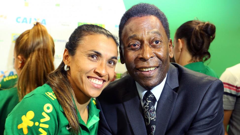 Pelé e Marta abraçados e sorrindo para foto juntos