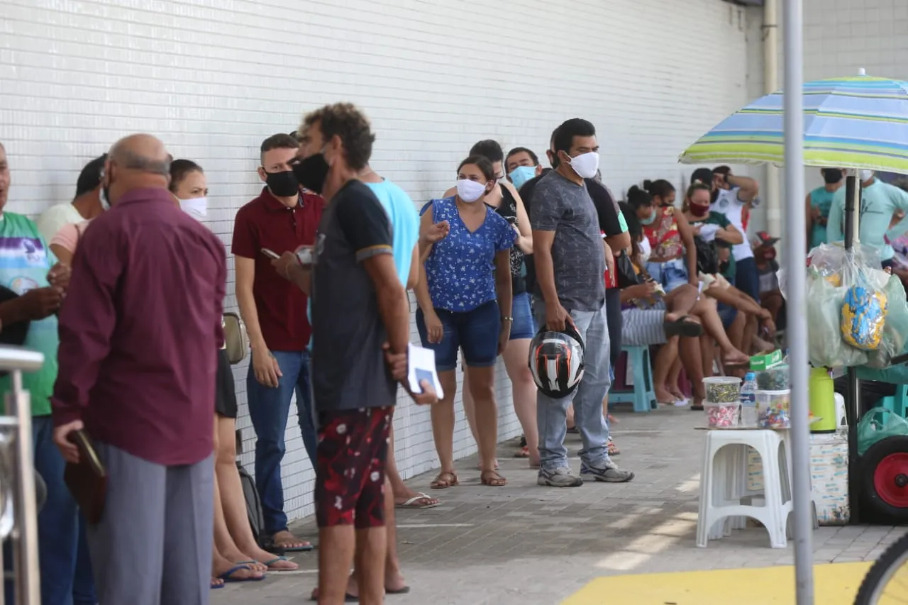 Beneficiários precisaram enfrentar extensas filas