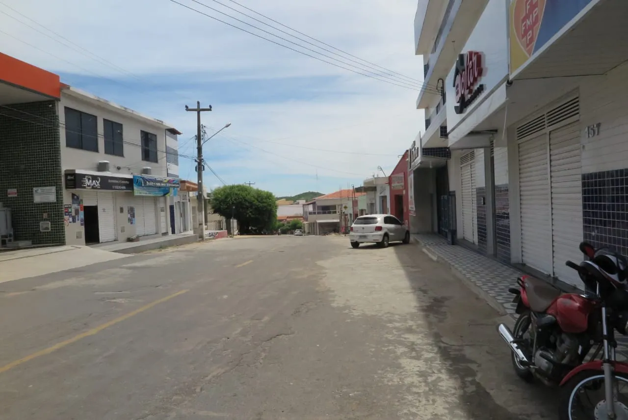 Ruas do centro de Antonina do Norte ficam quase desertas durante este período de lockdown