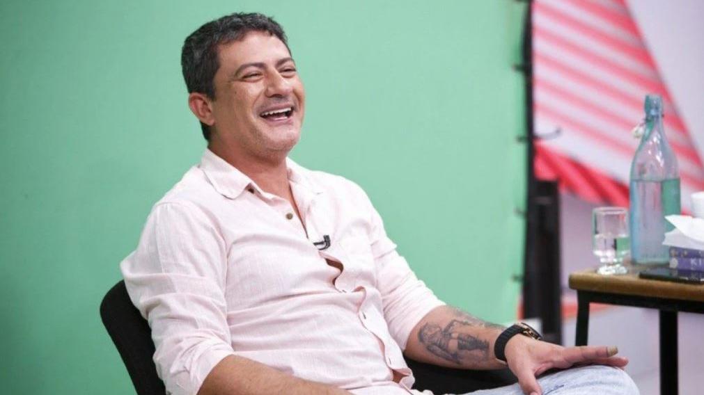 Tom Veiga durante gravação na Globo