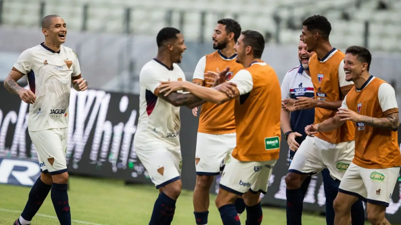Imagem dos jogadores do Fortaleza comemorando