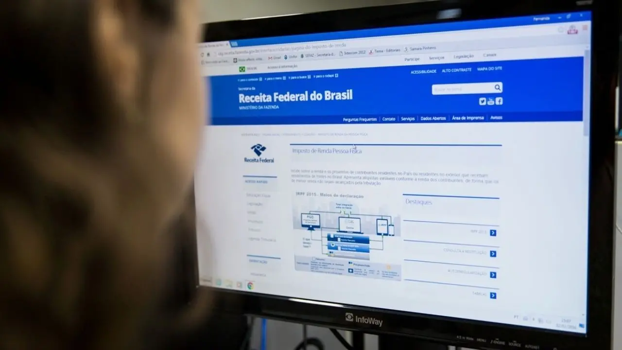 Pessoa no computador declarando IR