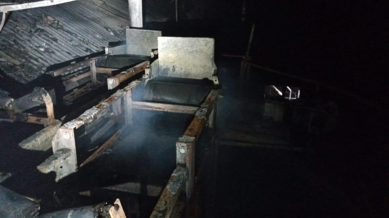 Interior de fábrica de castanha atingida por incêndio em Fortaleza