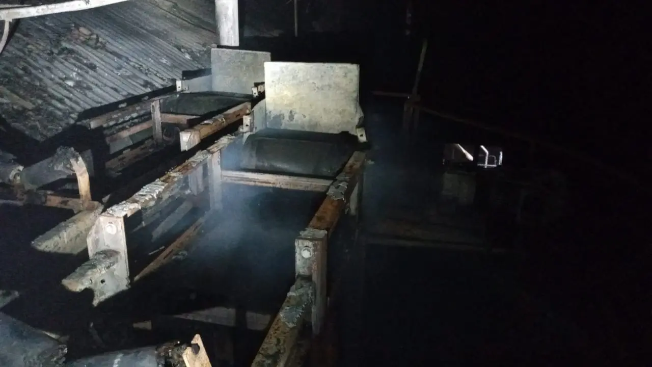 Interior de fábrica de castanha atingida por incêndio em Fortaleza