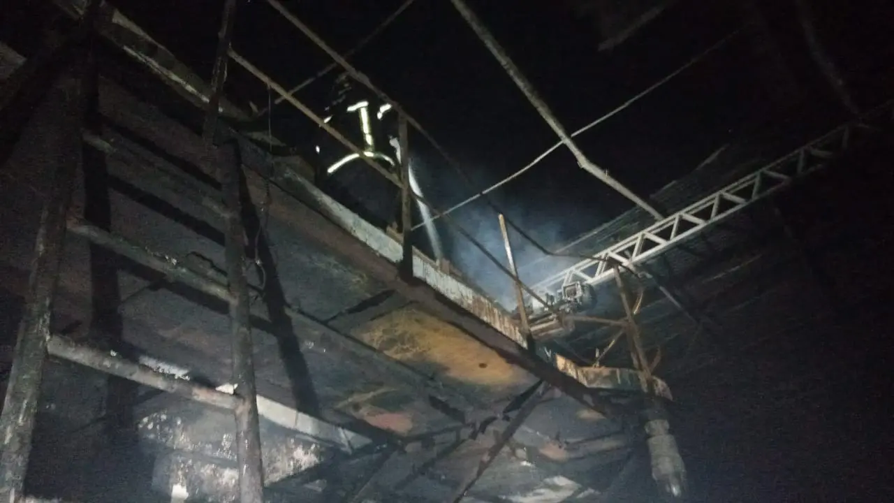 Agente do corpo de bombeiros trabalhando para apagar incêndio em fábrica de castanhas de Fortaleza