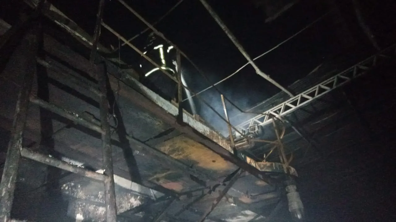 Bombeiros atuam no rescaldo do incêndio