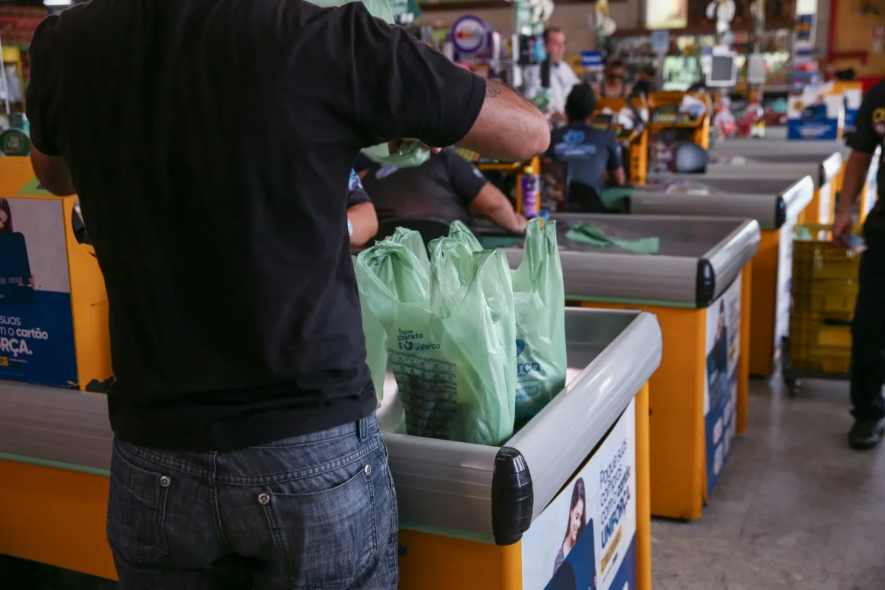 Com a escalada da inflação, poder de compra do consumidor está cada vez mais corroído. Recursos de benefícios sociais possibilitam a aquisição de cada vez menos produtos e serviços
