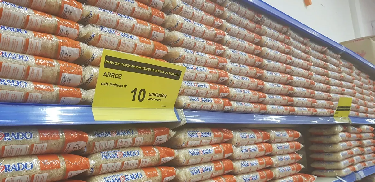 Durante a pandemia, produtos como o arroz chegaram a ser limitados nos supermercados devido ao desequilíbrio entre oferta e demanda. Isso fez com que o preço do item disparasse nos supermercados