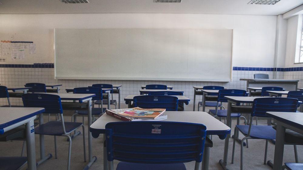 Sala de aula vazia, sem estudantes em virtude da covid-19