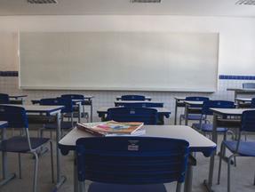 Sala de aula vazia, sem estudantes em virtude da covid-19