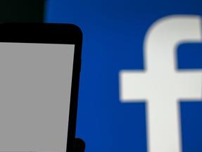 Usuário do Facebook pegando em celular